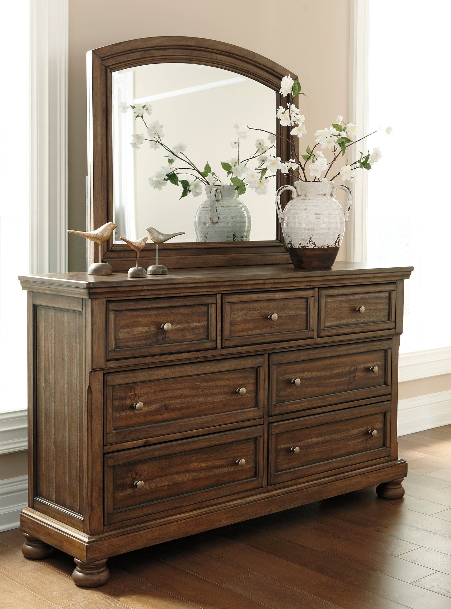 Flynnter Medium Brown Sleigh Platform Bedroom Set B719