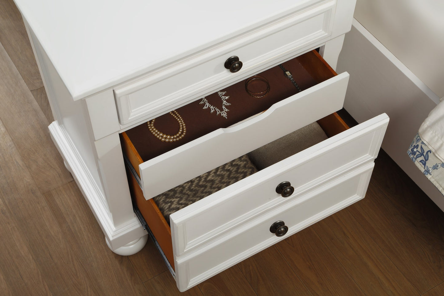 Laurelin White Storage Platform Bedroom Set 1714 - Harwin Furniture